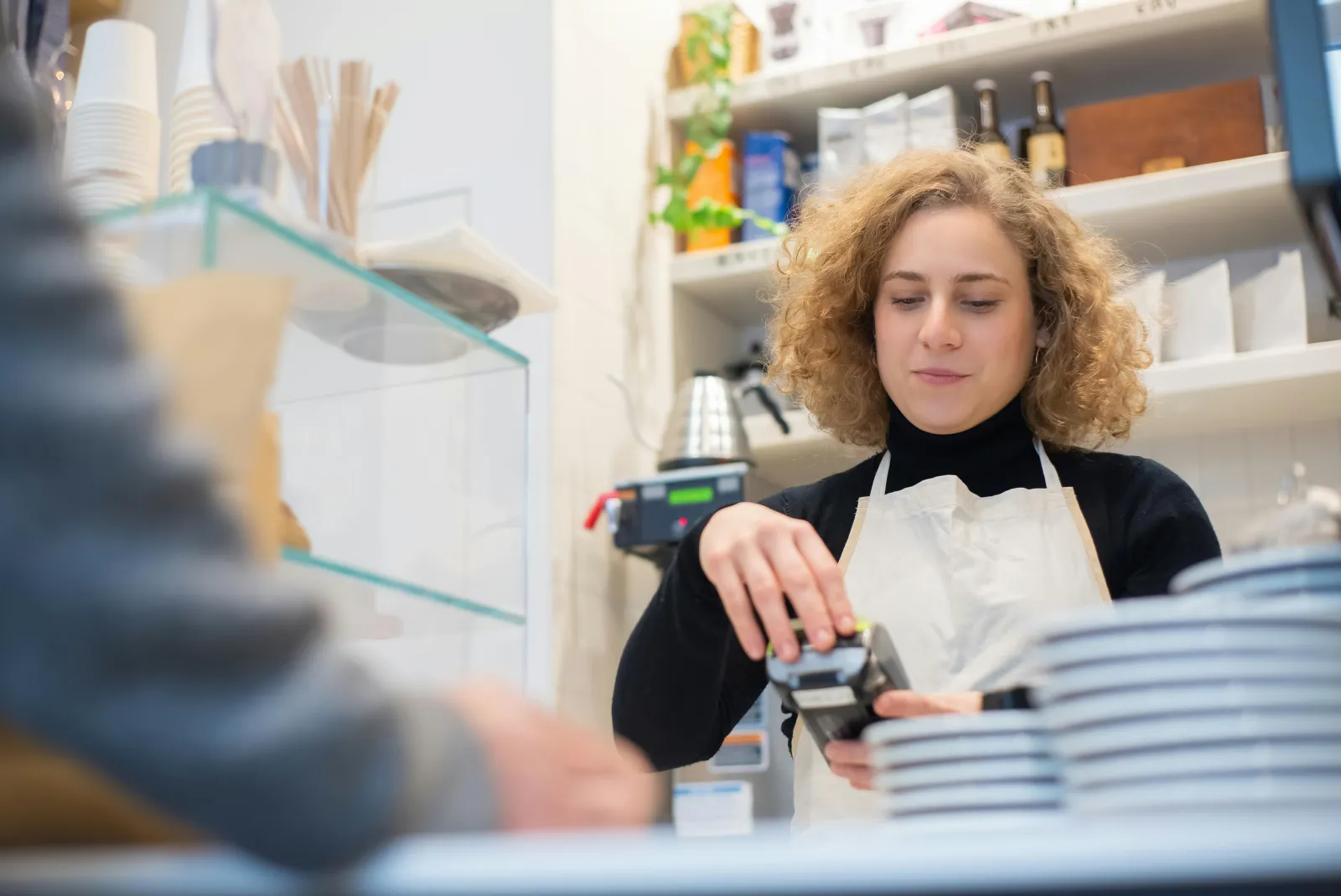 Betaling ved en kafédisk i drift
